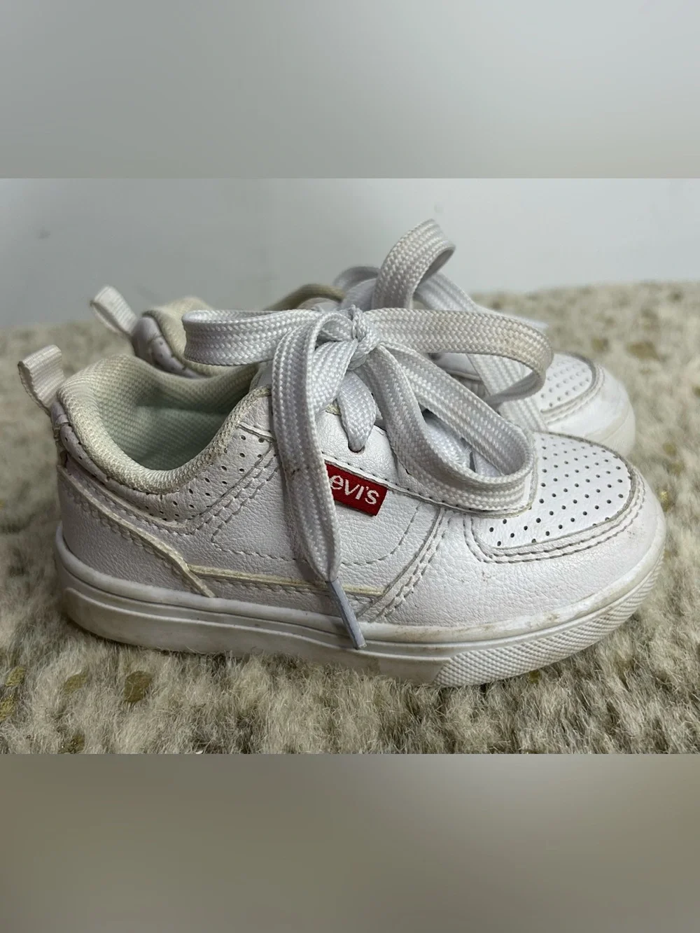 5 for $25🔥Levi's White Sneakers Baby‎ Size 6